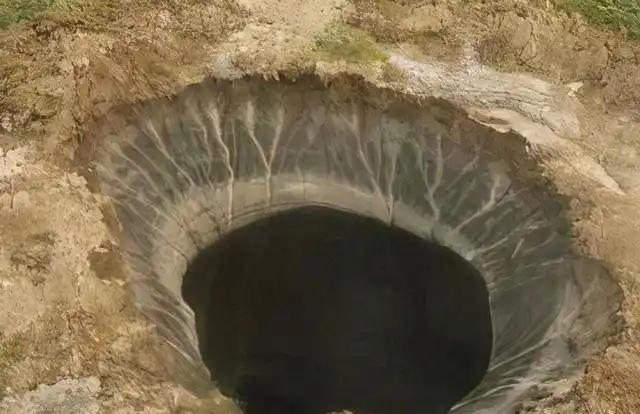 北极惊现末日深坑！甲烷爆炸撕裂冻土
