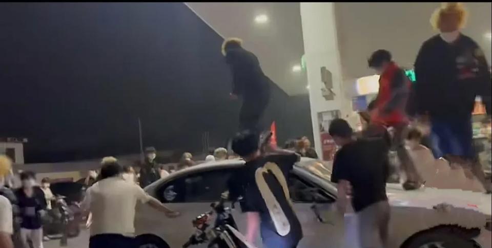 惊爆！山东再现'黄毛好汉'当街砸车