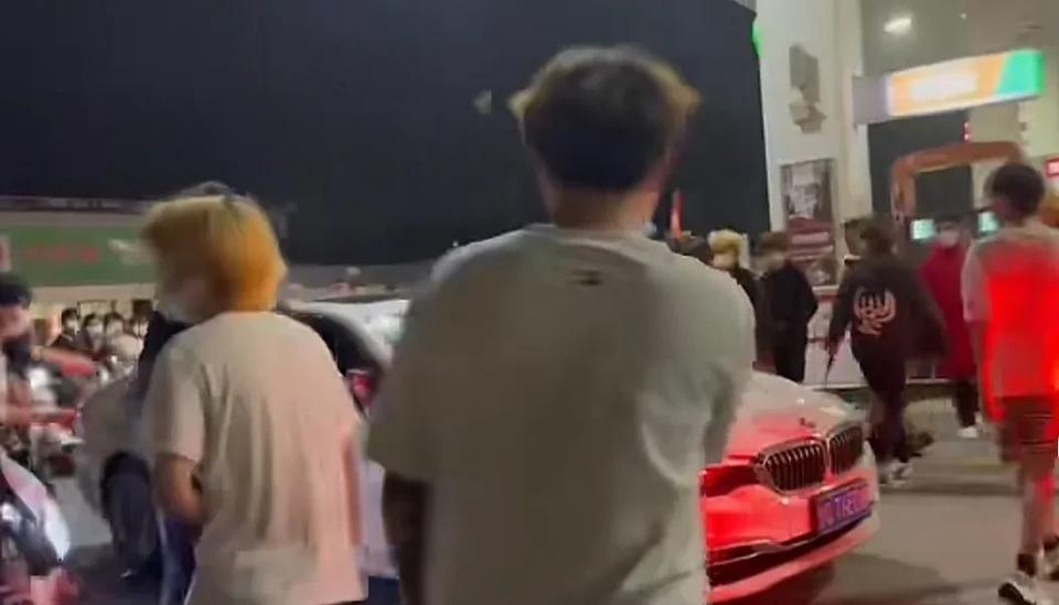 惊爆！山东再现'黄毛好汉'当街砸车