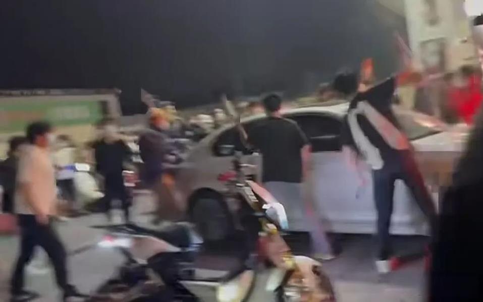 惊爆！山东再现'黄毛好汉'当街砸车