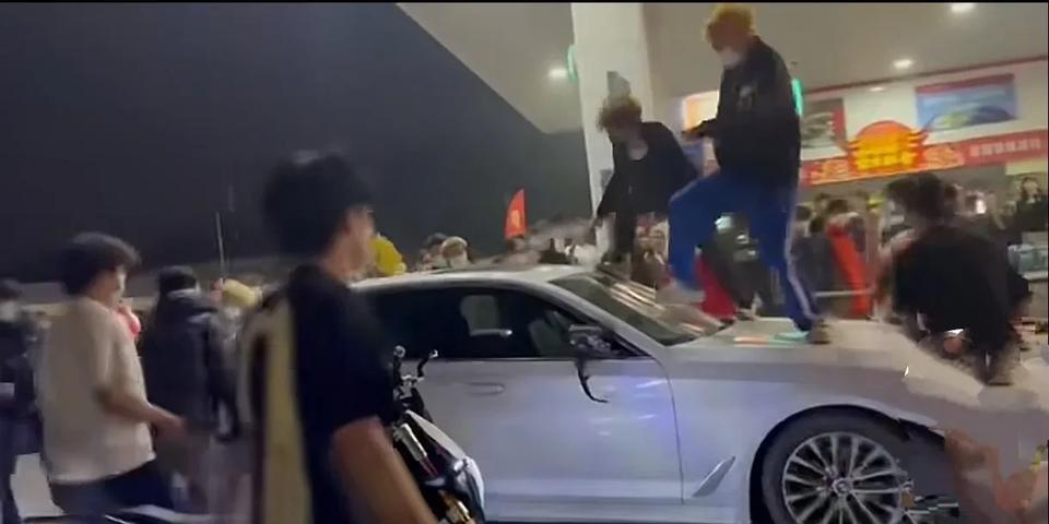 惊爆！山东再现'黄毛好汉'当街砸车