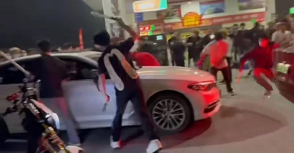 惊爆！山东再现'黄毛好汉'当街砸车
