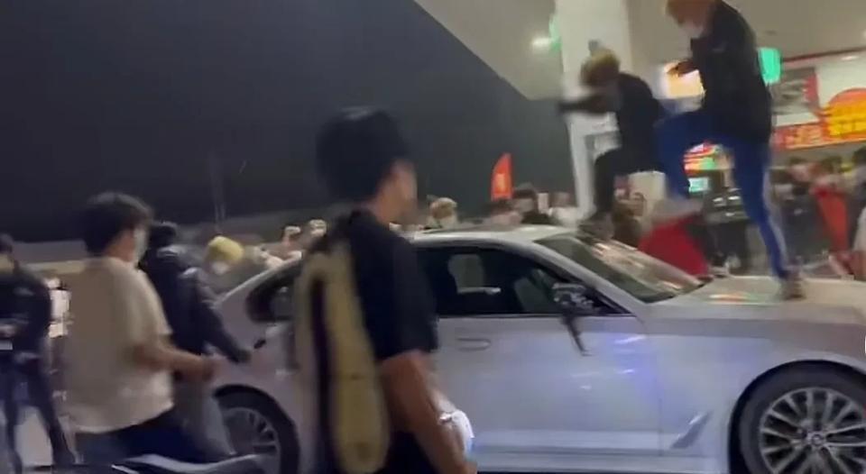 惊爆！山东再现'黄毛好汉'当街砸车