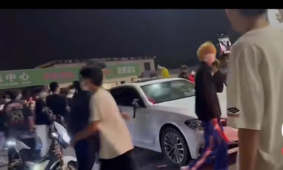 惊爆！山东再现'黄毛好汉'当街砸车
