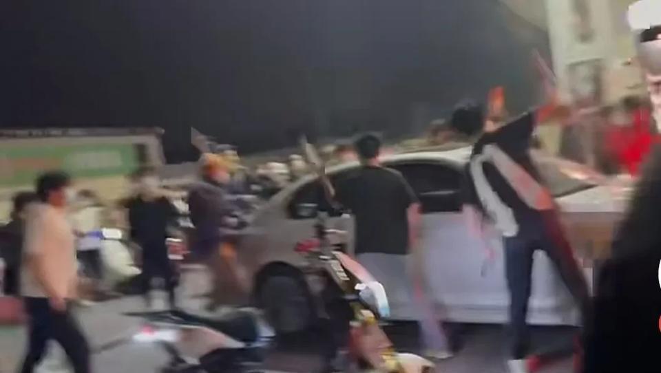 惊爆！山东再现'黄毛好汉'当街砸车