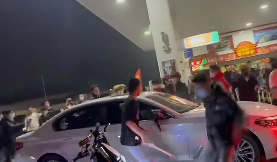 惊爆！山东再现'黄毛好汉'当街砸车