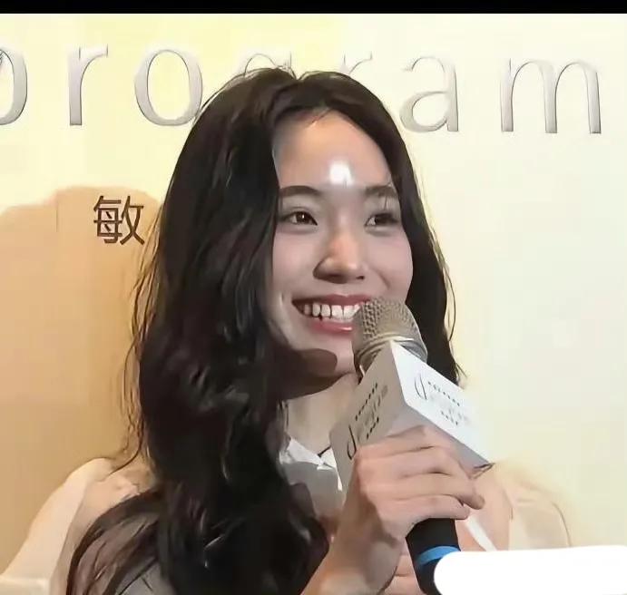 小S二女儿神似林志玲却陷滤镜争议！17岁逆天长腿抢镜
