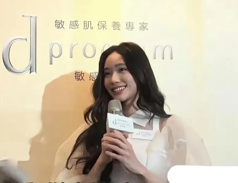小S二女儿神似林志玲却陷滤镜争议！17岁逆天长腿抢镜