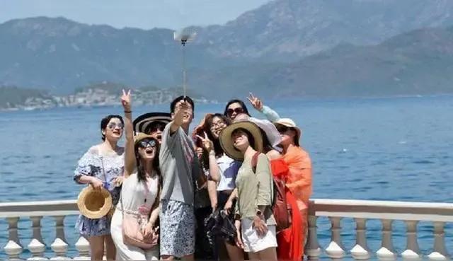 《黑洞与婴儿