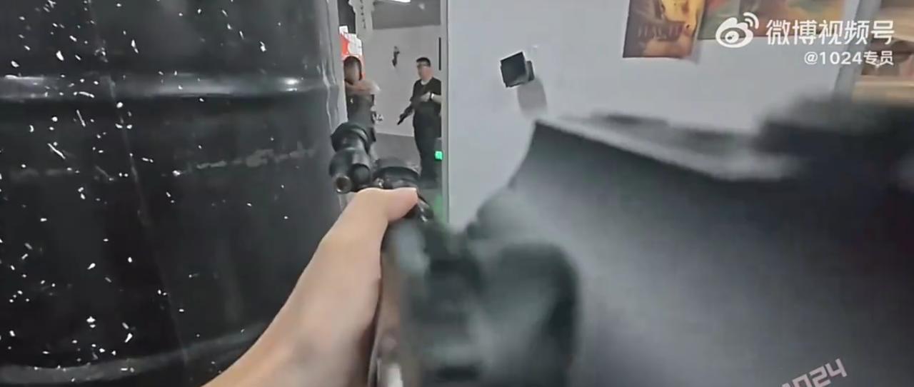 真人CS爆笑名场面！苏州男子一梭子打哭‘小仙女’