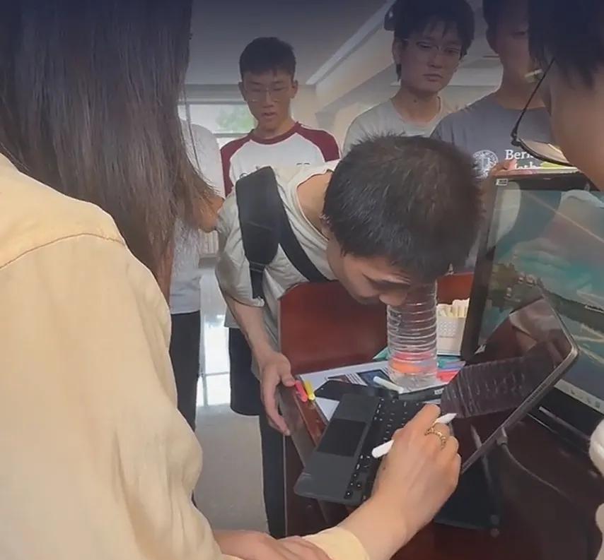 韦神犀利提问震全场！北大讲座现场王虹被问冒冷汗