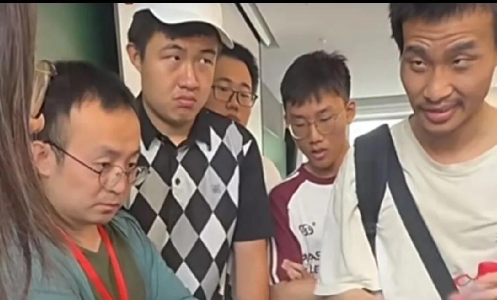 韦神犀利提问震全场！北大讲座现场王虹被问冒冷汗