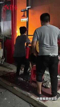 壮汉狂砸石头竟破不了钢化玻璃！广州夜市起火惊魂一刻