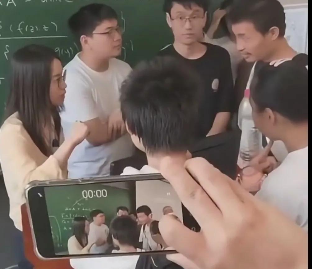 韦神犀利提问震全场！北大讲座现场王虹被问冒冷汗