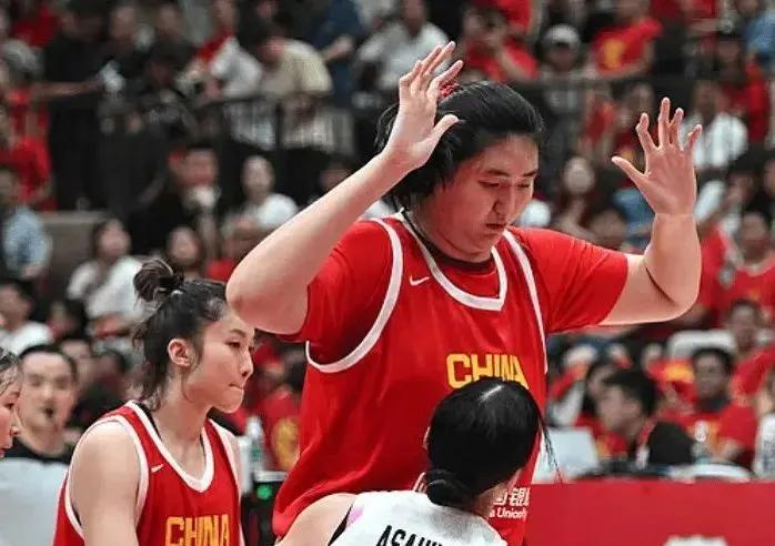 中国女篮32分暴虐日本！2.24米张子宇遭恶意掐拧掀衣仍砍最高分