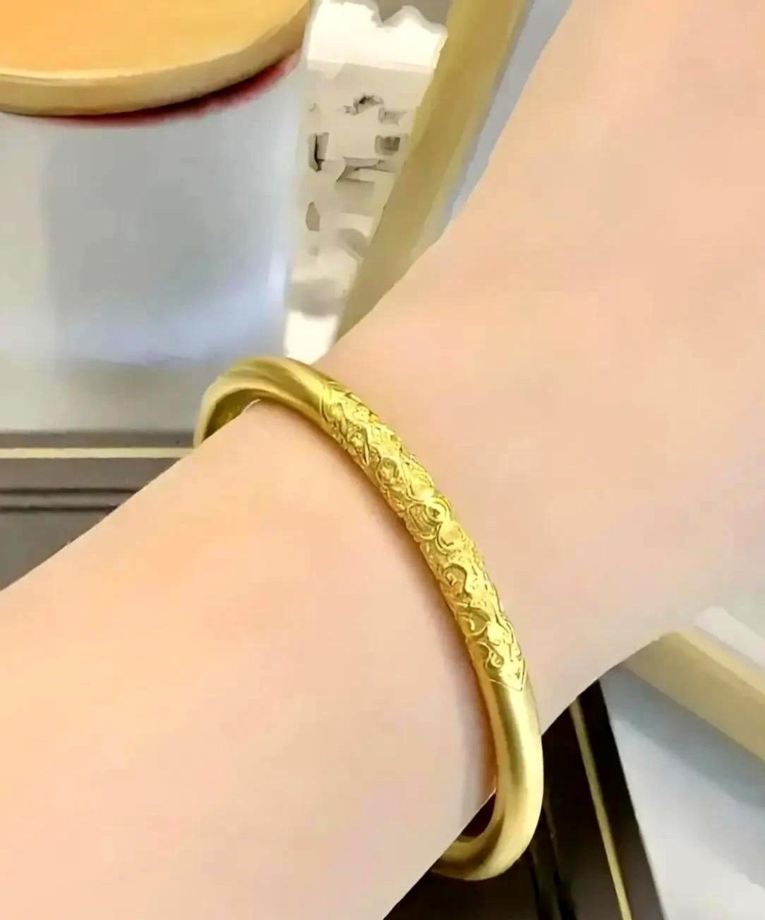 《金价飙破1000元！30克金镯逼近3万