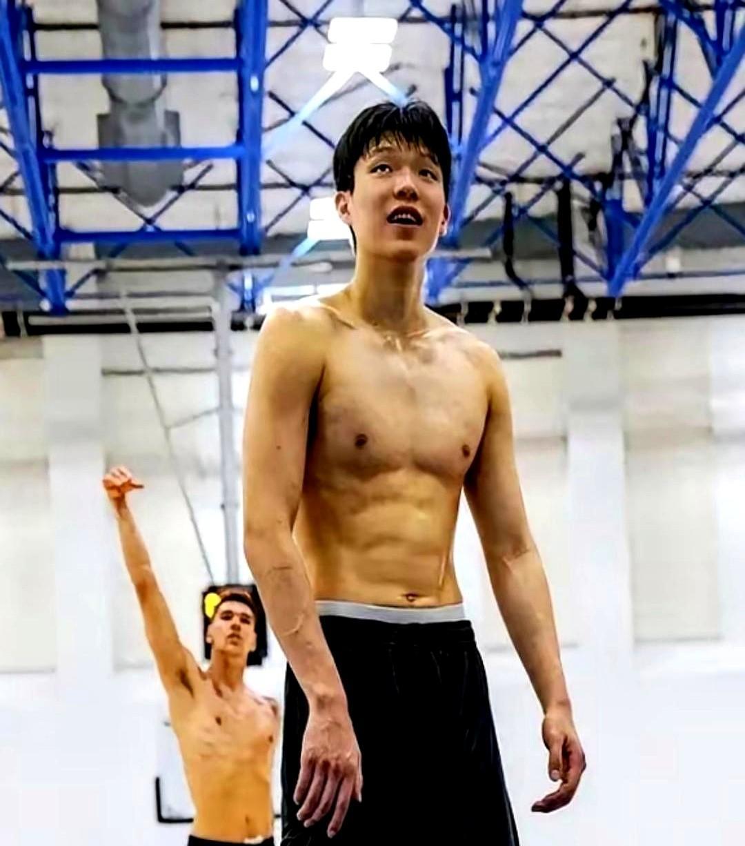 卧推挂零到肌肉碾压！周琦NBA梦碎背后