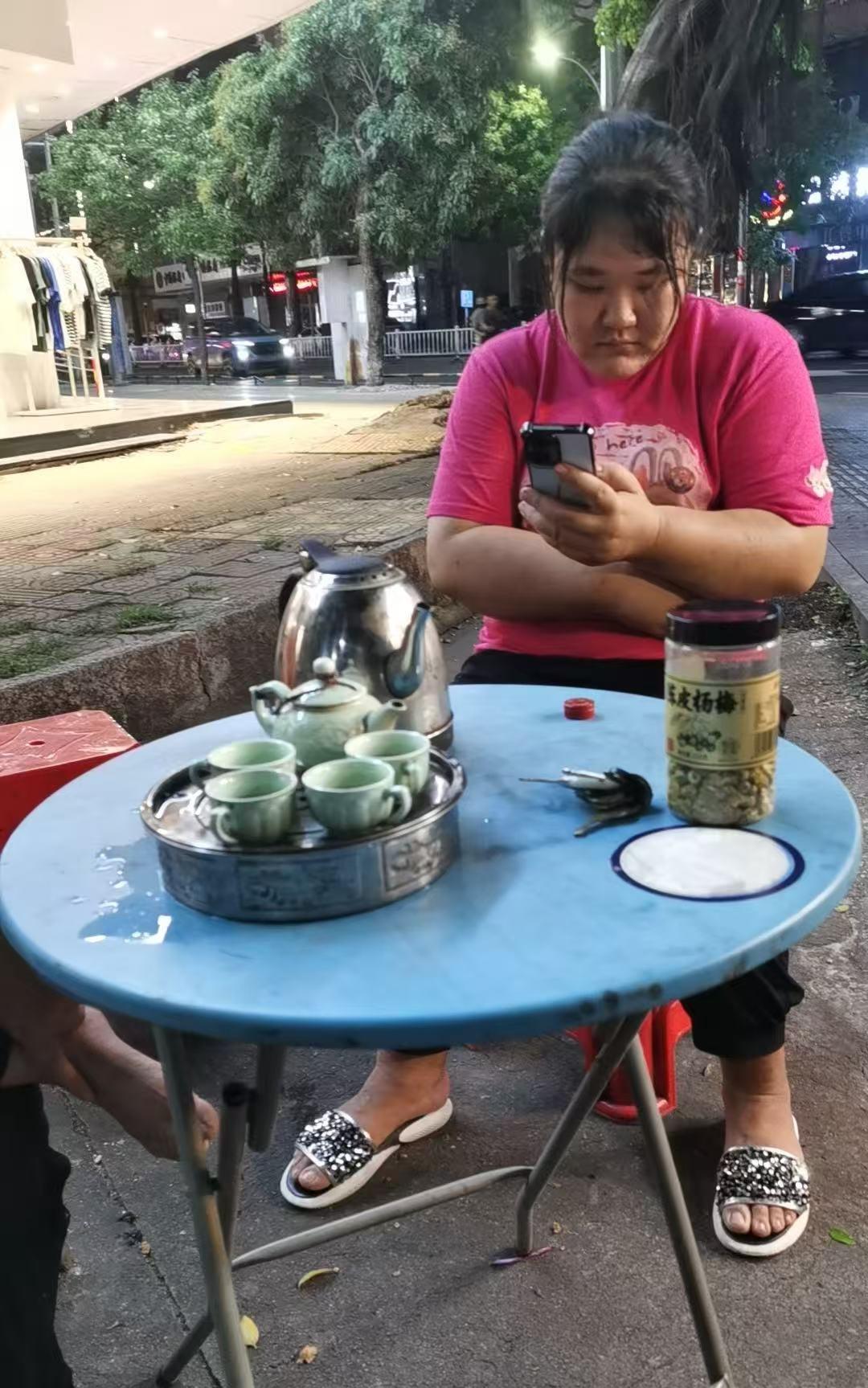 相亲现场惊现'金刚姐妹'