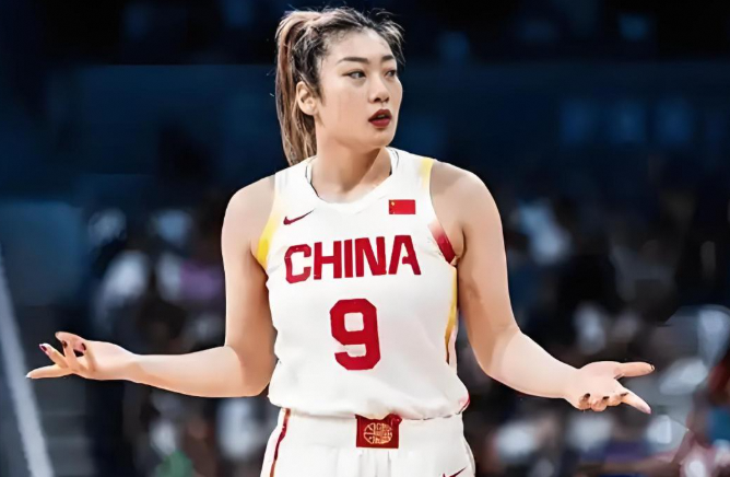 李梦缺席亚洲杯引爆争议！队友暖心互动VS三巨头沉默