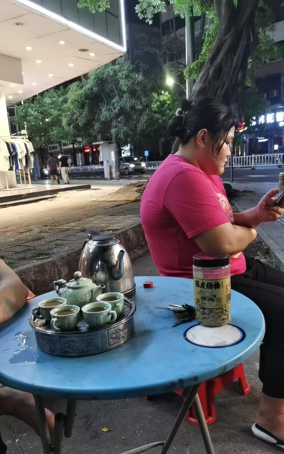相亲现场惊现'金刚姐妹'
