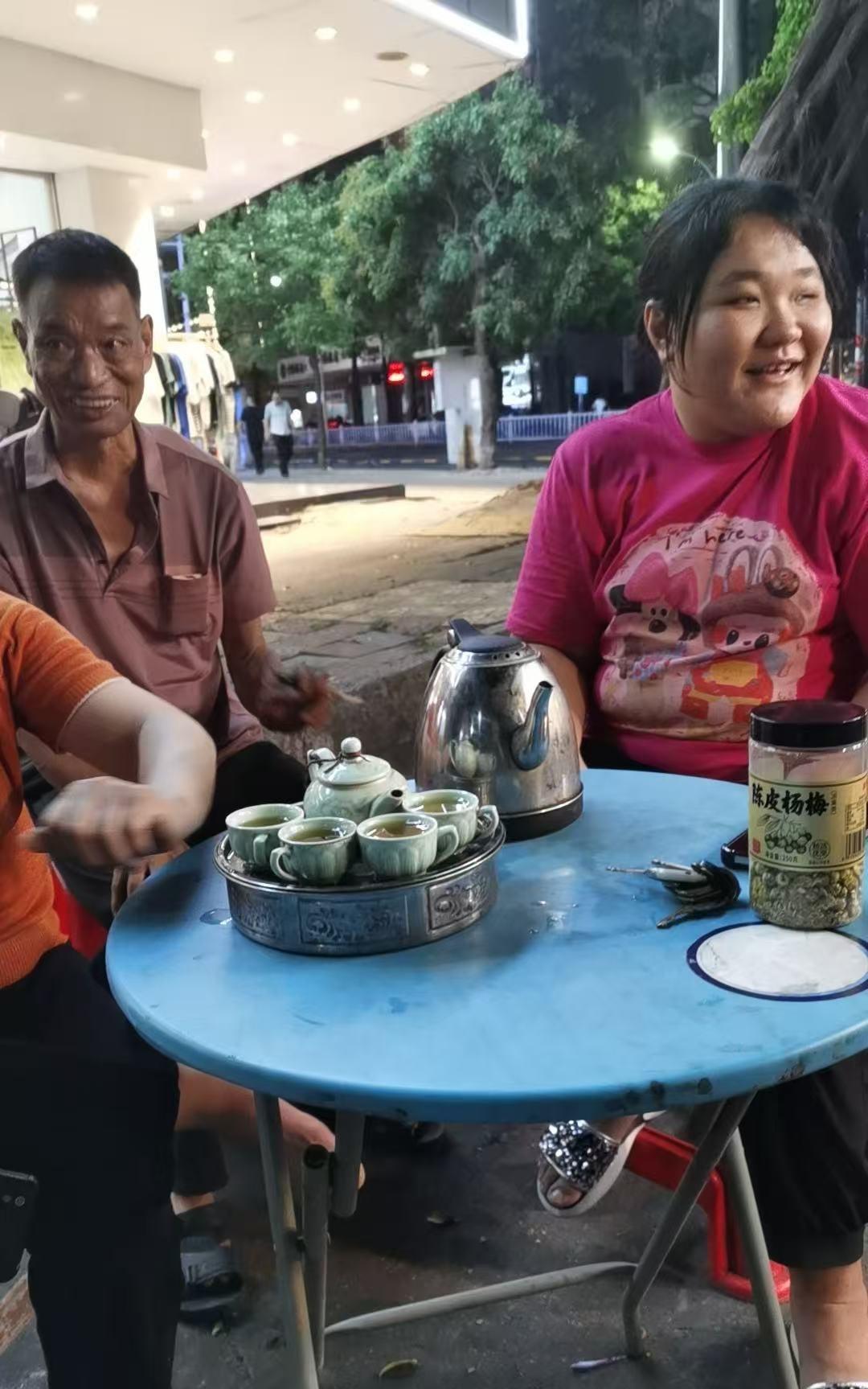 相亲现场惊现'金刚姐妹'