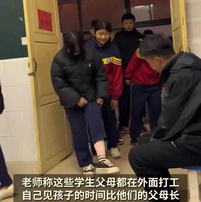 暖心！山东男教师寒冬查秋裤引热议