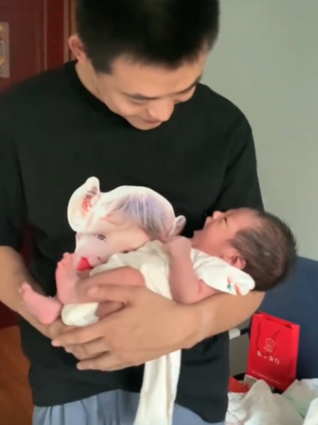 胎教奇迹！山东爸爸产房一句暗语秒止新生儿啼哭