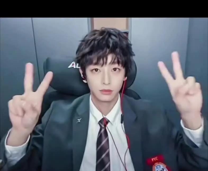 彭昱畅暴瘦逆袭！从邻家少年到棱角男神