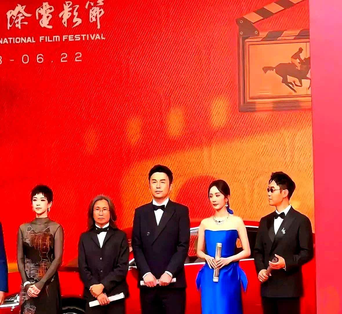 红毯修罗场！章子怡被杨幂'勾魂杀'抢尽风头