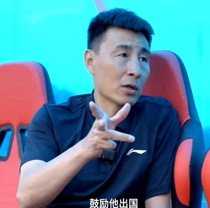 国足薪资争议再起！李玮锋怒揭留洋困局