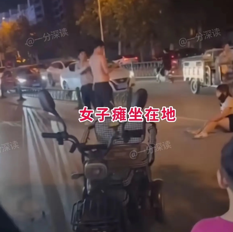 50岁母亲街头偷情被儿子抓现行！当场致电父亲揭穿