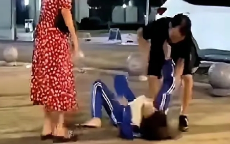 高考结束父母突曝离婚！女孩崩溃抱腿痛哭