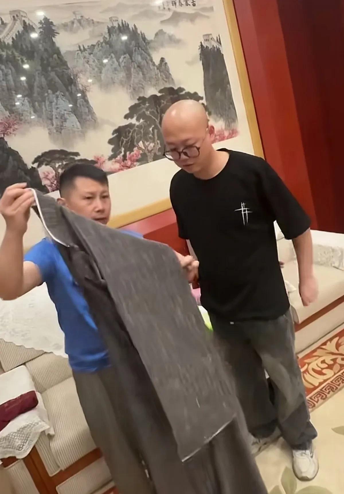 何云伟曹云金西安巡演后台曝光！海青师徒同框教叠大褂