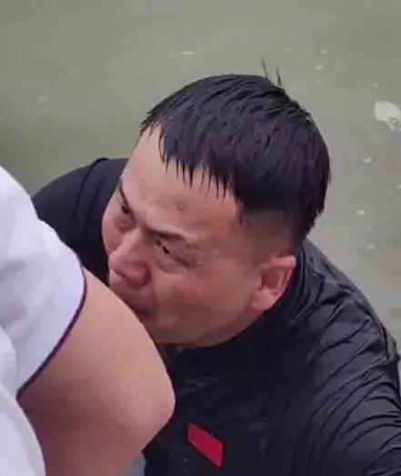 军人张伟生死一跪震撼全网