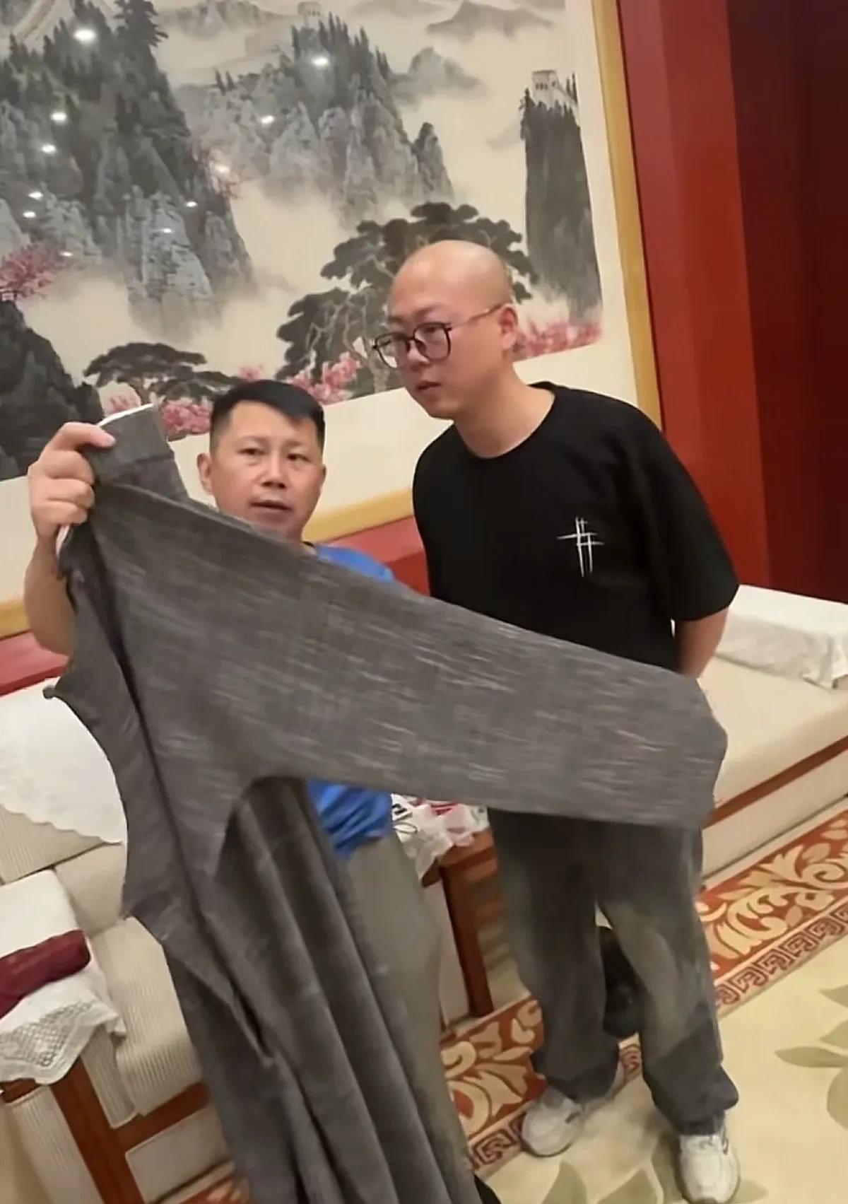 何云伟曹云金西安巡演后台曝光！海青师徒同框教叠大褂