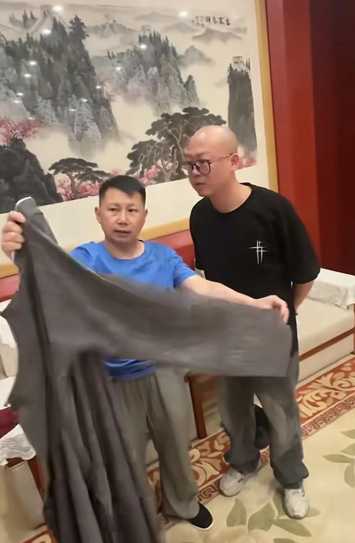 何云伟曹云金西安巡演后台曝光！海青师徒同框教叠大褂