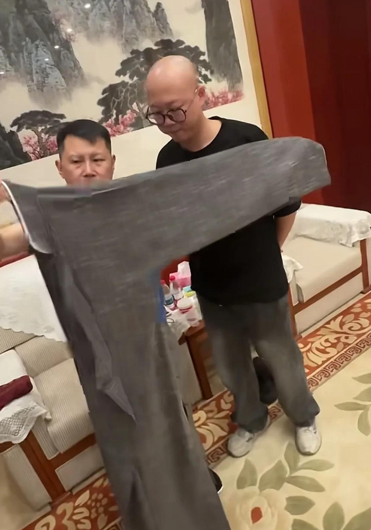 何云伟曹云金西安巡演后台曝光！海青师徒同框教叠大褂