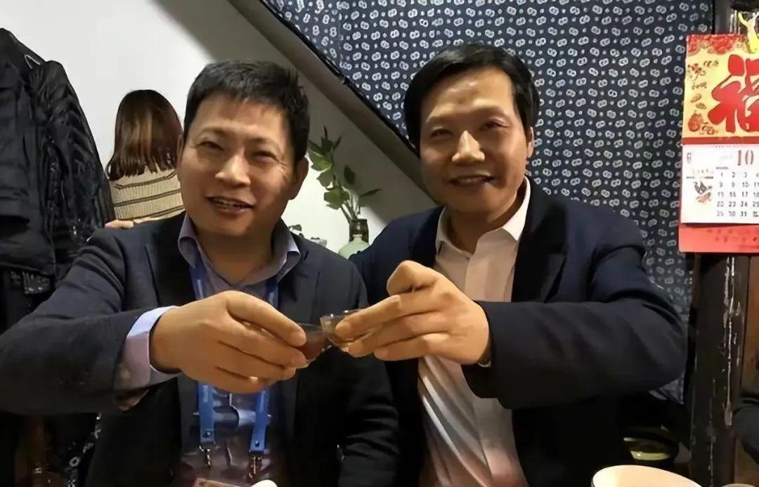 独家揭秘！余承东雷军罕见划拳照曝光