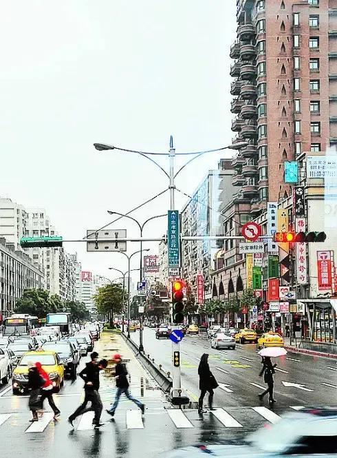 反转！大妈摔倒喊'不讹人'子女却告司机