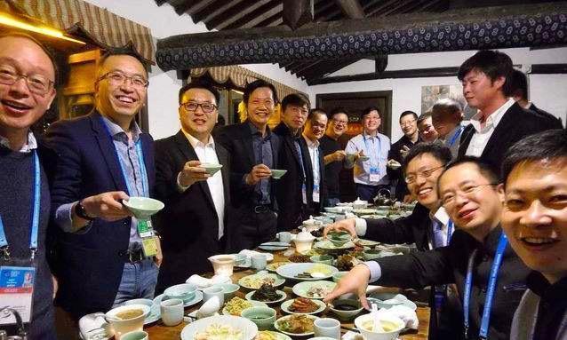 独家揭秘！余承东雷军罕见划拳照曝光