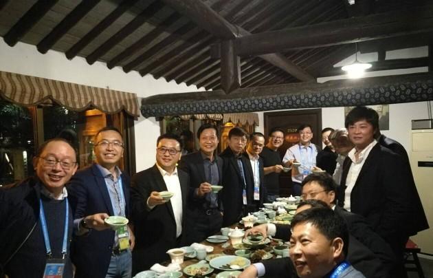独家揭秘！余承东雷军罕见划拳照曝光