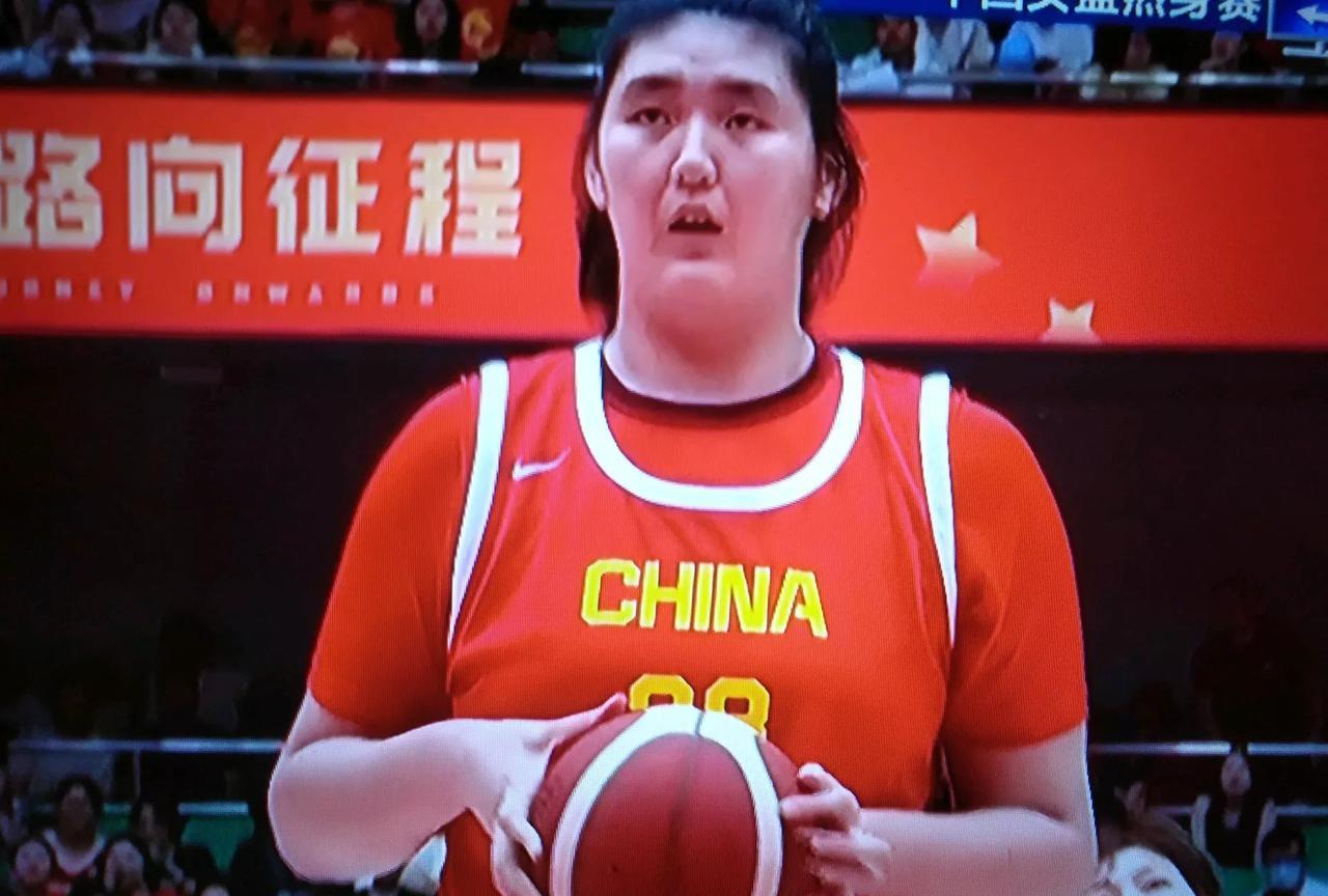 亚洲杯热身赛双塔战术5分钟崩盘！张子宇4分2失误暴露致命短板