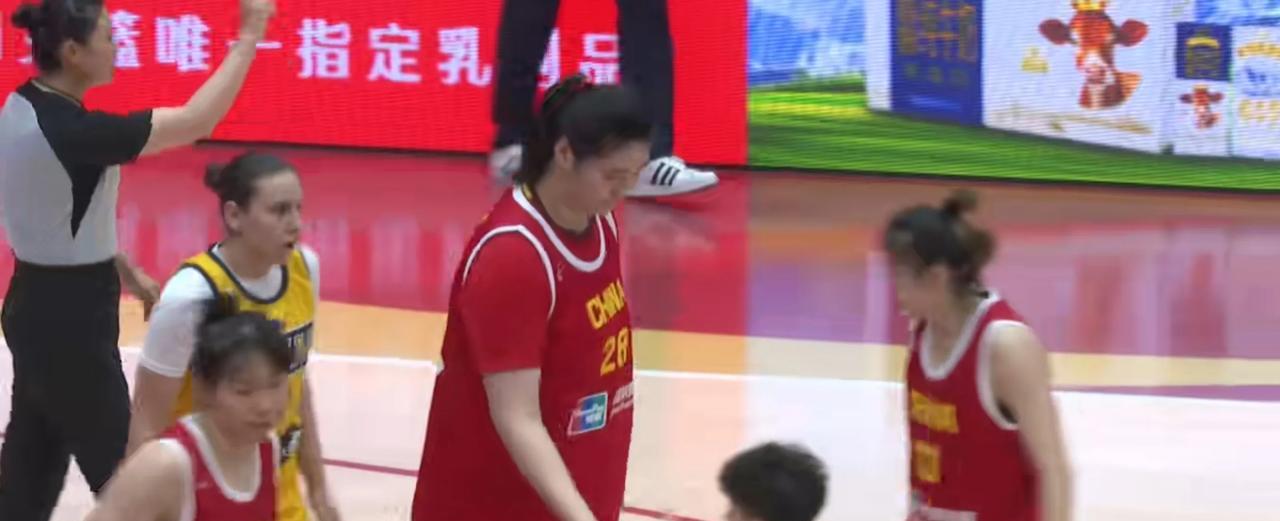 中国女篮67分狂屠波黑！18岁张子宇16+7打爆内线