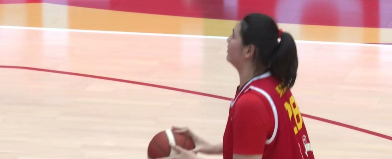 中国女篮67分狂屠波黑！18岁张子宇16+7打爆内线
