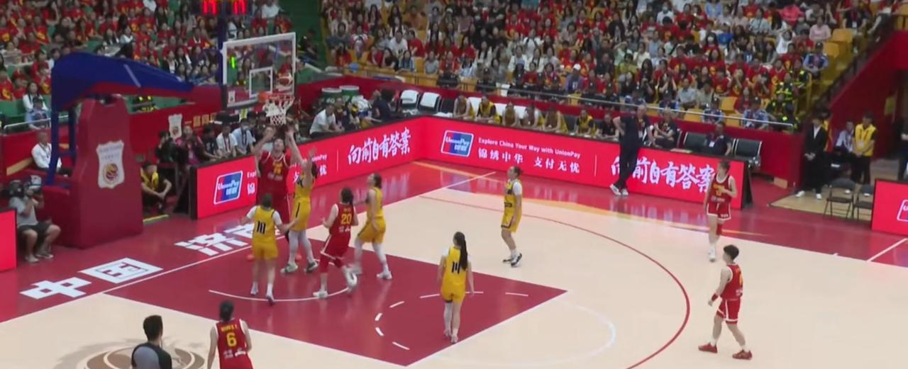 中国女篮67分狂屠波黑！18岁张子宇16+7打爆内线