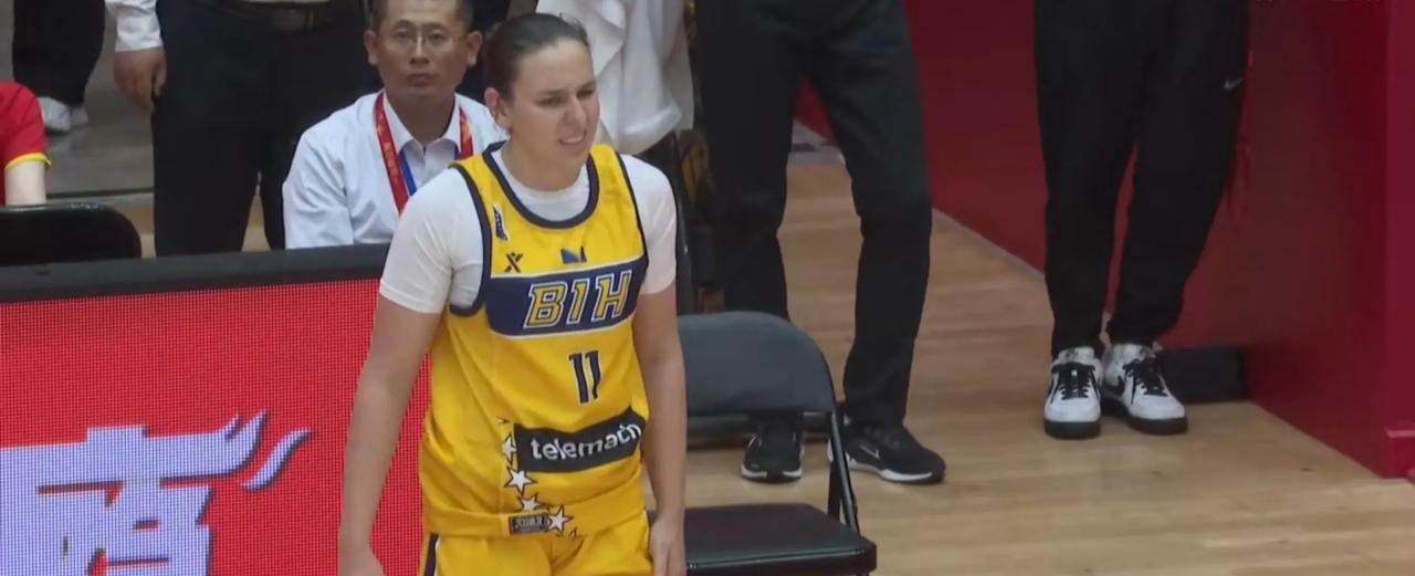 中国女篮67分狂屠波黑！18岁张子宇16+7打爆内线