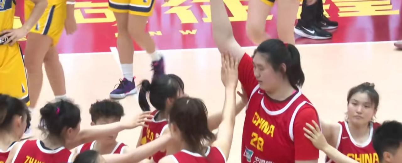 中国女篮67分狂屠波黑！18岁张子宇16+7打爆内线