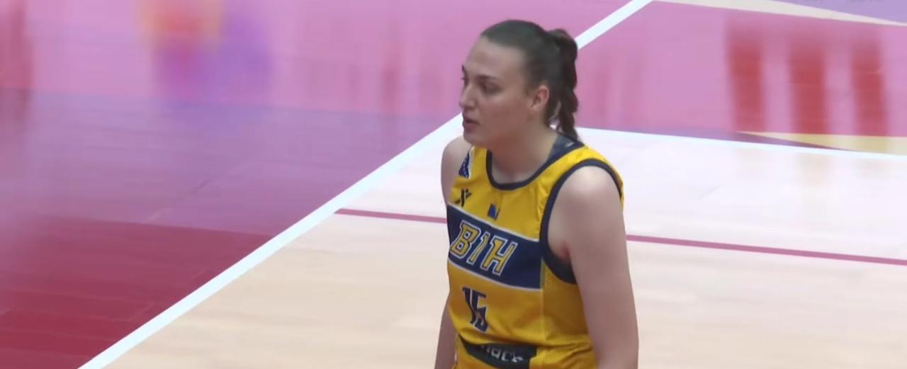 中国女篮67分狂屠波黑！18岁张子宇16+7打爆内线