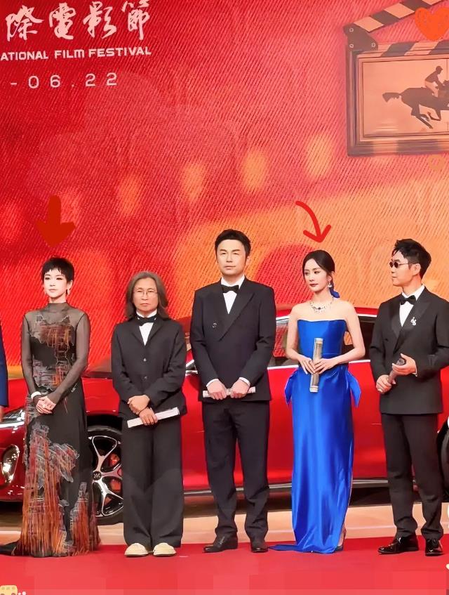 红毯艳压！杨幂宝石蓝战袍抢尽风头