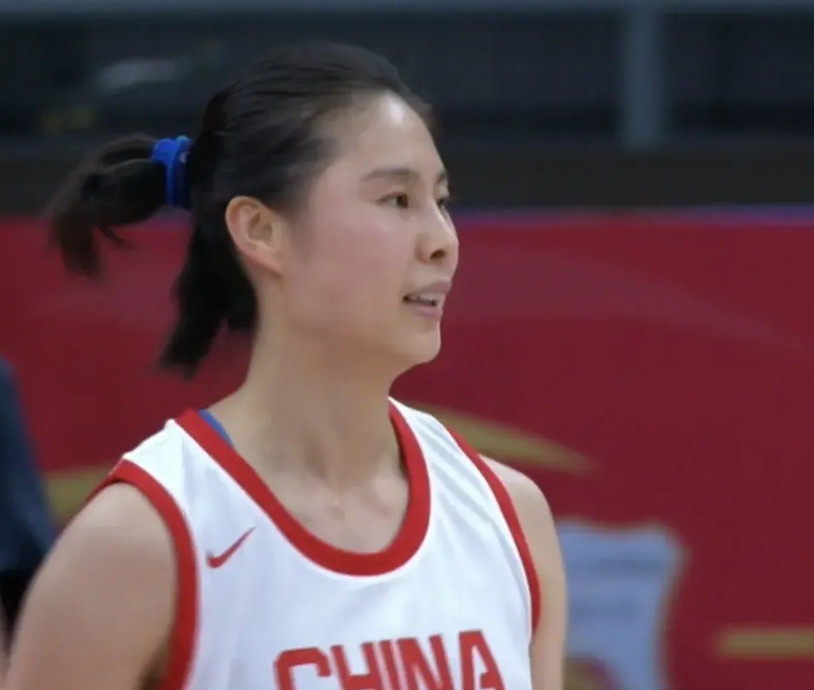 女篮后卫危机！张子宇无人喂球